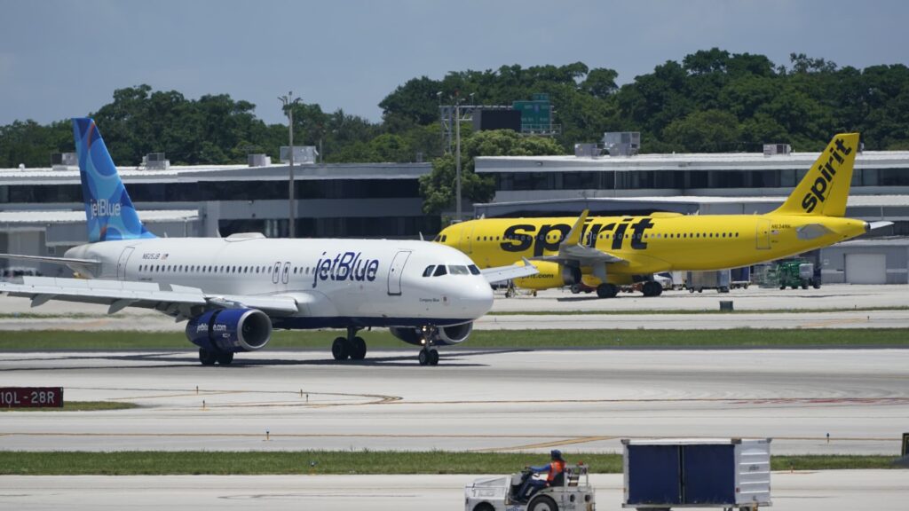 JetBlue wen Spirit slots by LaGuardia, oorweeg om terminale te verskuif