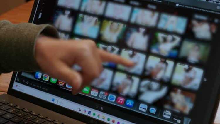 Die kommerwekkende opkoms van kunsmatige intelligensie-“naaktheid”-toepassings wat eksplisiete beelde van regte mense skep
