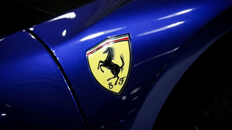 Waarom Ferrari en Lamborghini verskillende paaie inslaan op elektriese voertuie