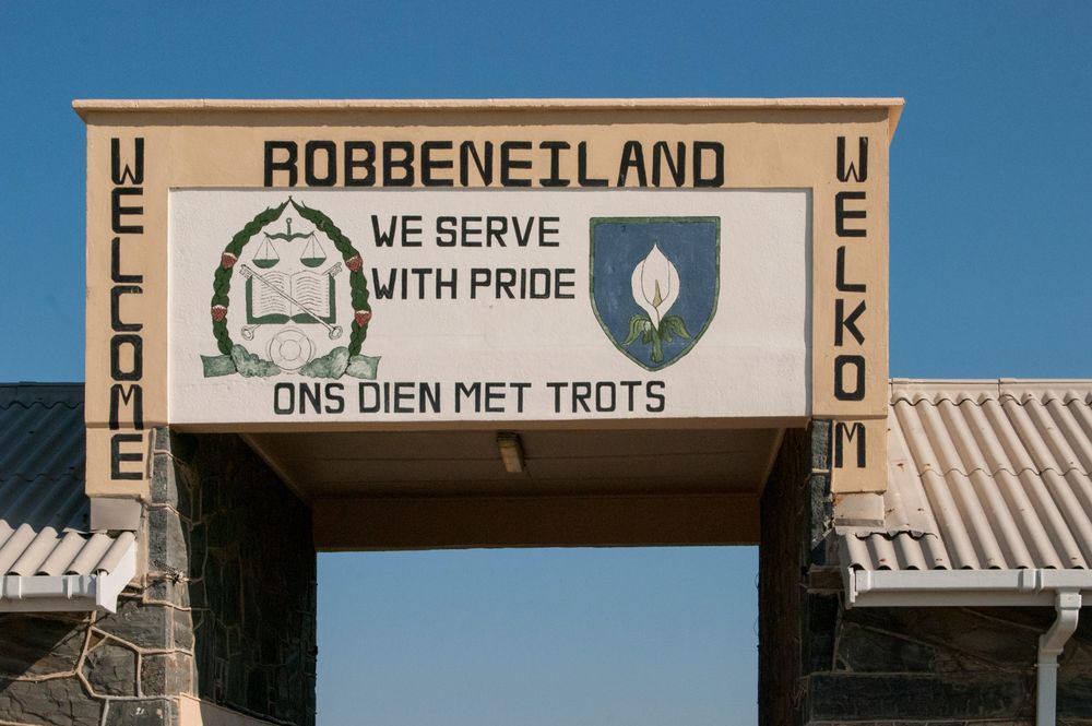Robbeneiland finansiële hoof staar pensioenbevriesing in die gesig weens bedrieglike CV