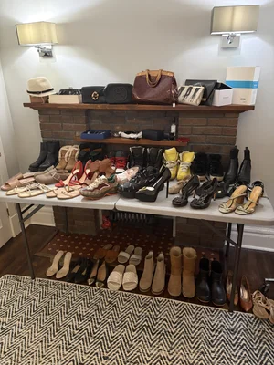   'n Toronto-inhoudverkoping in Maart wat Le Grotté Estate and Contents Sales bestuur het, het ontwerperitems bykomend tot groter items soos meubels en toestelle ingesluit.